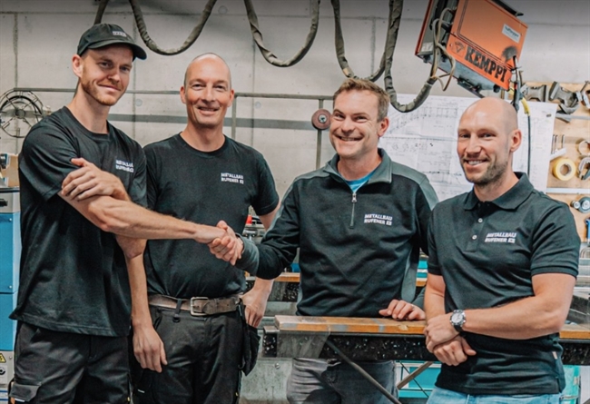Teamfoto von Metallbau Rufener. Im Hintergrund sieht man die Werkstatt.